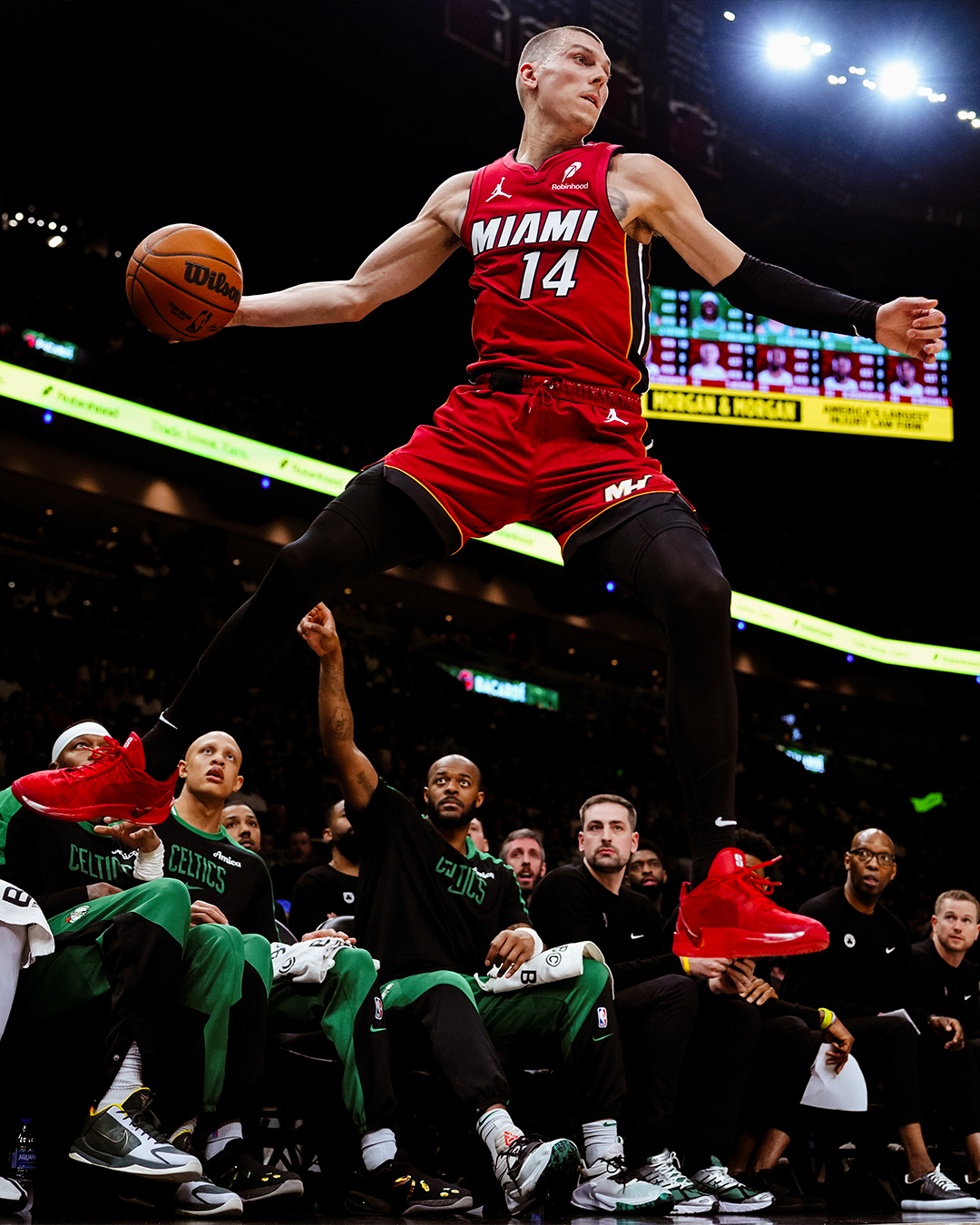 PG电子线上登入-热火主场大胜国王，全队士气高涨实现胜利